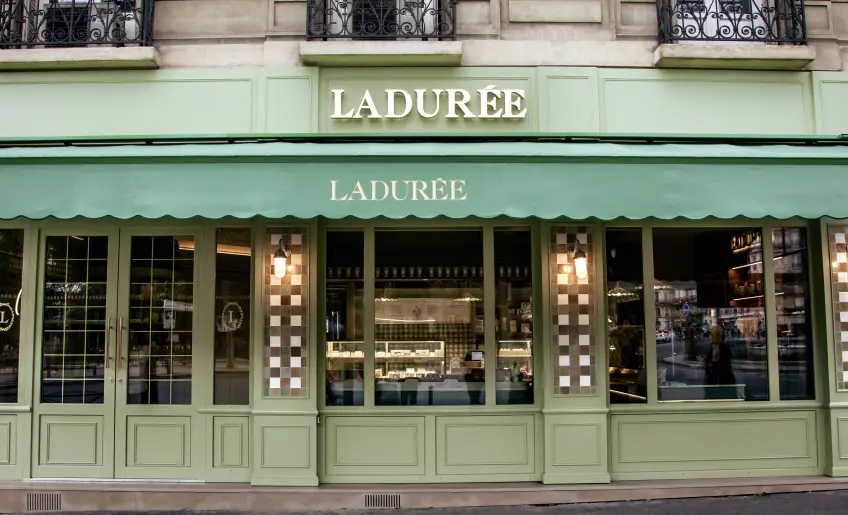 Ladurée ouvre le coffee shop le plus mignon de Paris