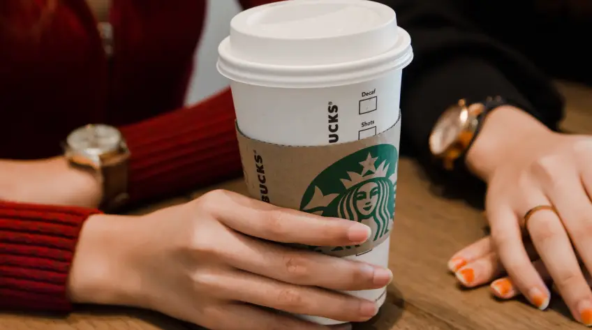 Starbucks lance un nouveau programme de fidélité qui vous offre un voyage si vous achetez un café