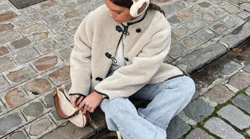 Les looks repérés sur Instagram pour adopter la tendance du manteau en peau lainée