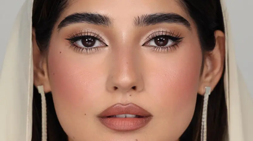 Dewy Gold Makeup : la tendance beauté la plus féminine de 2024