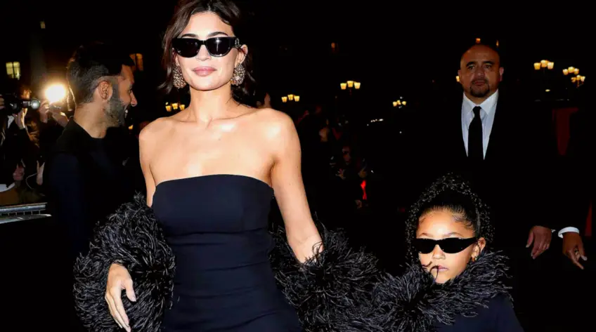 Au défilé Valentino, Kylie Jenner en matching outfit avec sa fille Stormi, la Fashion Week dit oui !