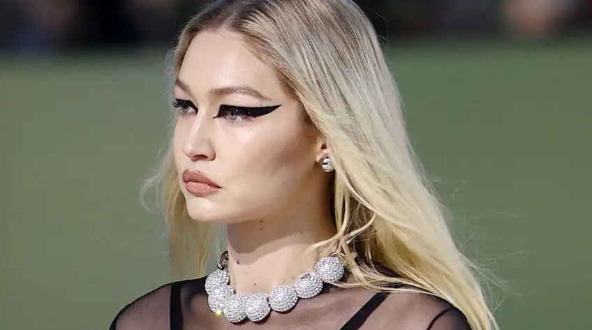 Fashion Week de Milan : Versace remet au goût du jour le trait d’eye-liner XXL