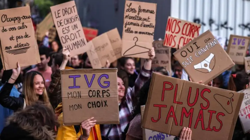 La France est-elle réellement le premier pays à garantir la liberté d'avorter dans sa Constitution ?