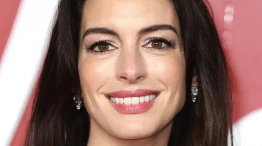 Anne Hathaway adopte la coupe de cheveux la plus désirable de ce printemps