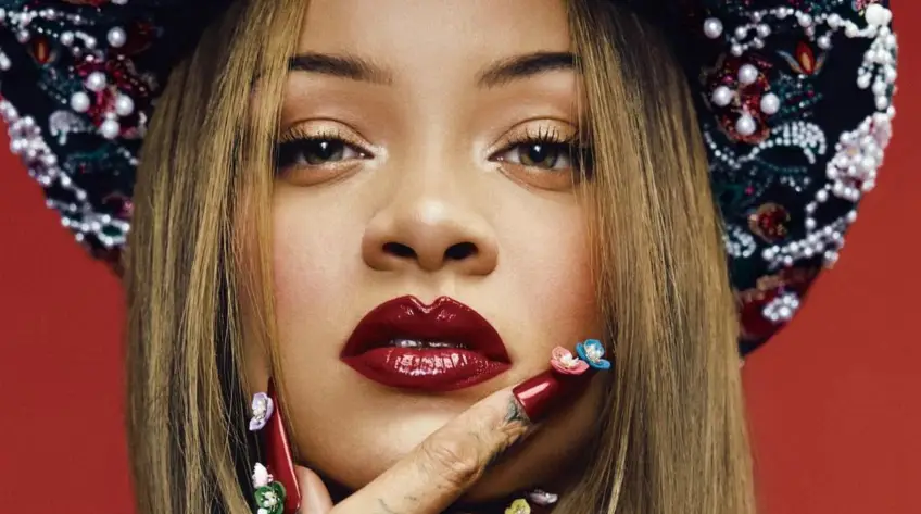 Rihanna adopte une tendance beauté rétro que l’on avait (presque) oubliée