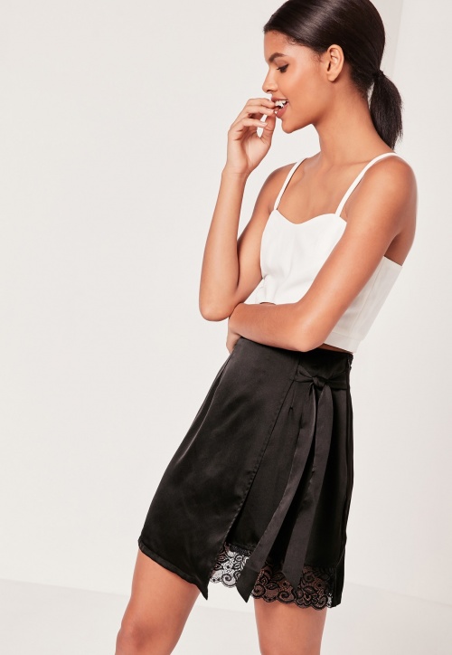 Missguided - Mini-jupe satinée asymétrique avec bordure dentelle 