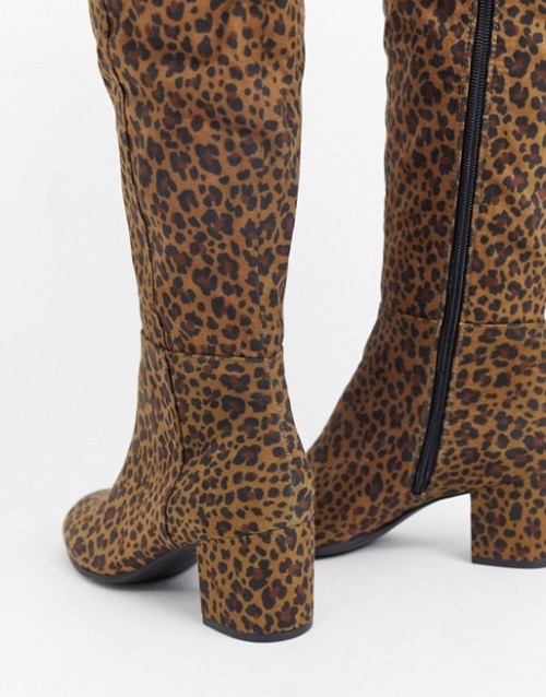 Monki - Bottes hauteur genou léopard à talon