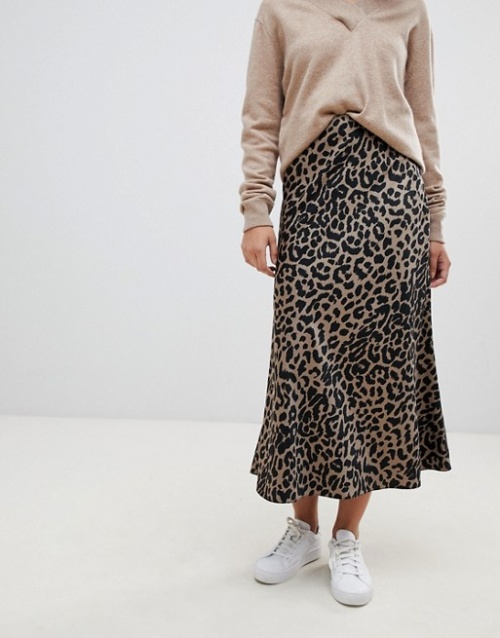 ASOS DESIGN - Jupe mi-longue coupée en biais en satin imprimé léopard