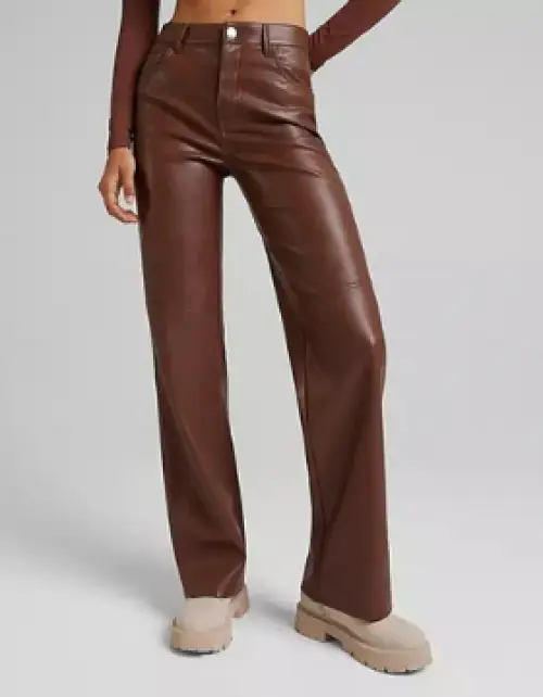 Bershka - Pantalon droit en imitation cuir marron