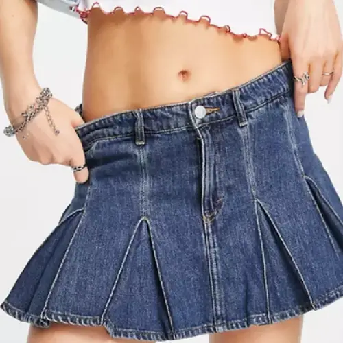 Monki - Mini-jupe de tennis plissée en jean 