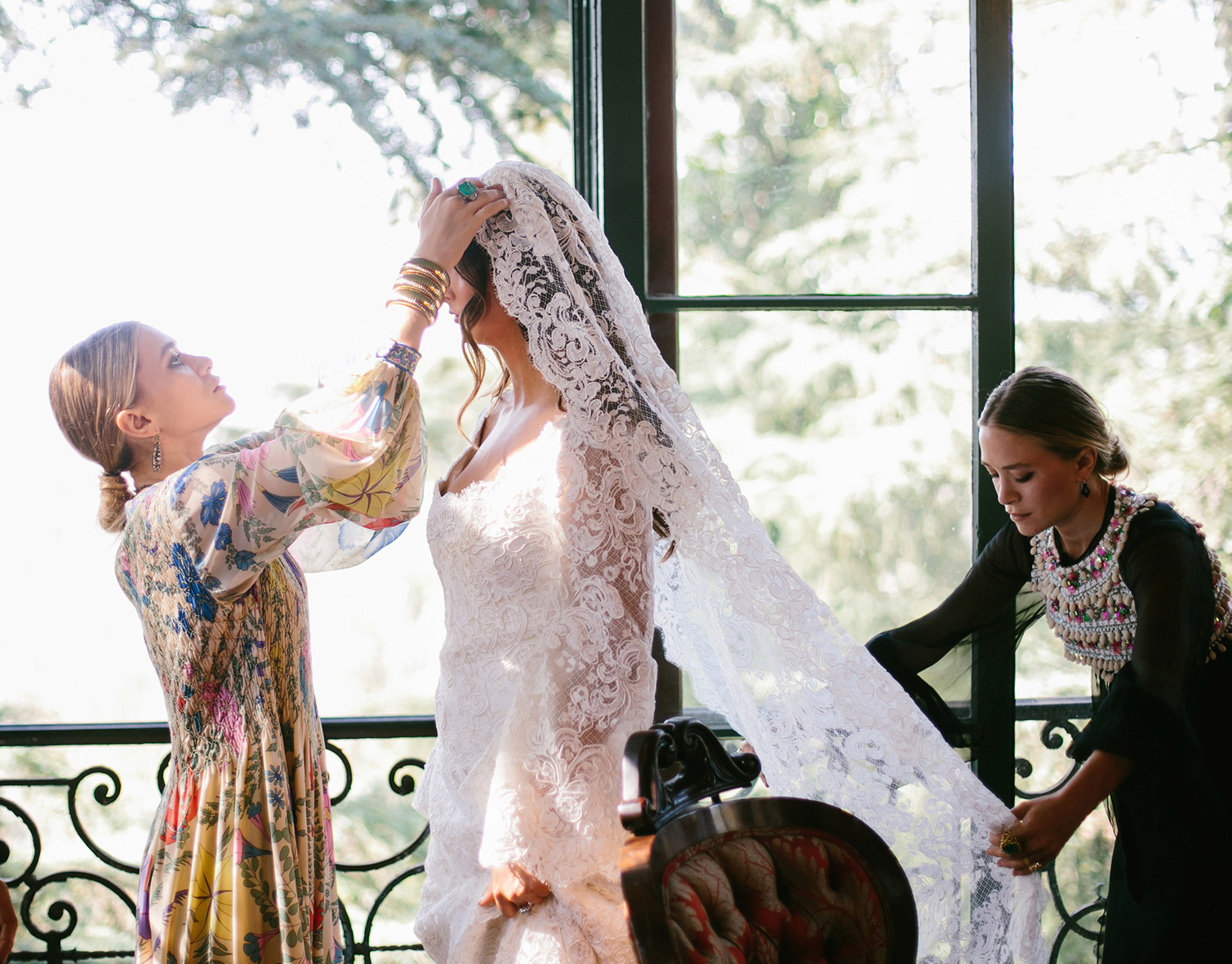 Le rêve devient réalité : Mary-Kate & Ashley Olsen créent leur 1ère robe de mariée