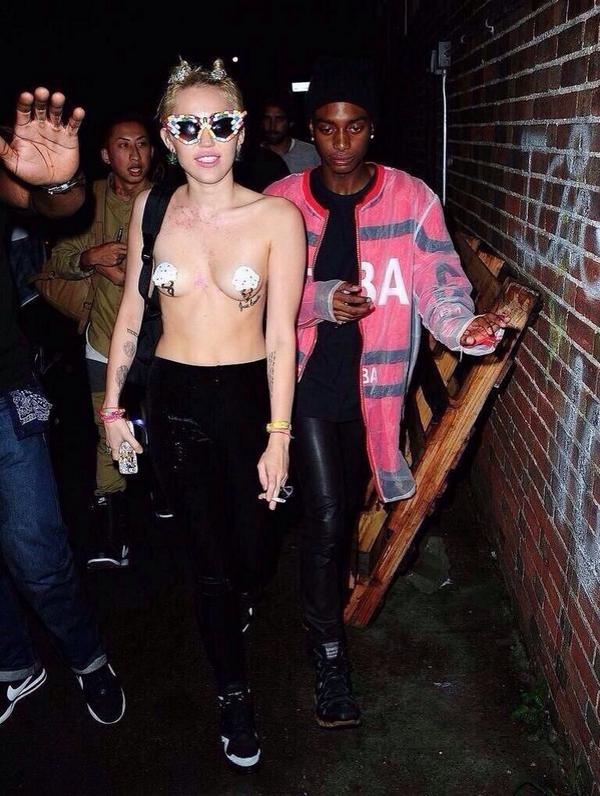 Fashion Week : Miley Cyrus oublie de s'habiller
