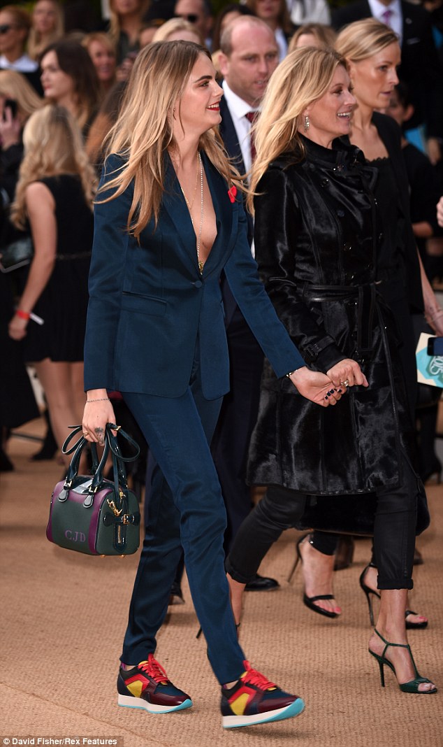 Kate Moss & Cara Delevingne au défilé Prorsum S/S 15