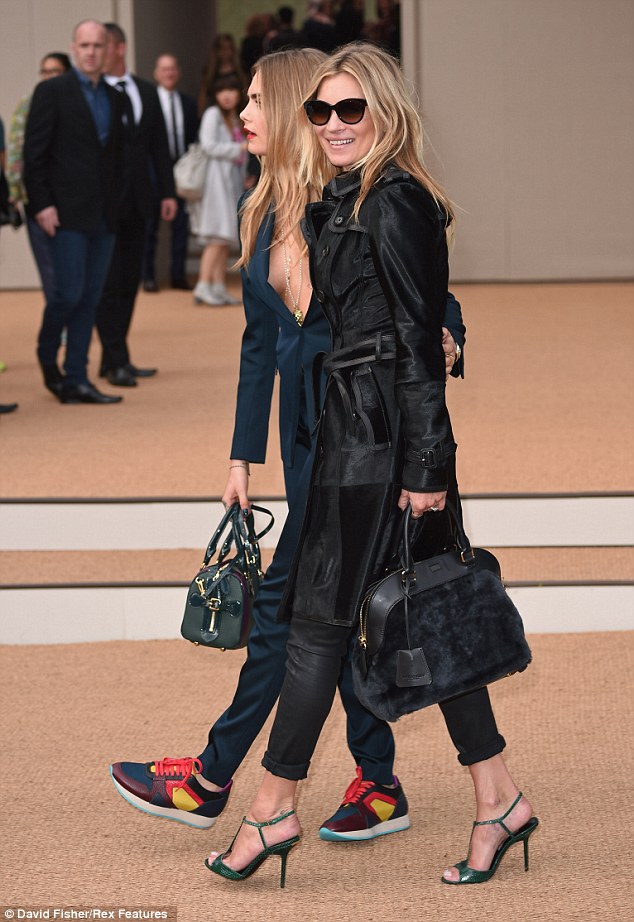 Kate Moss & Cara Delevingne au défilé Burberry S/S 15