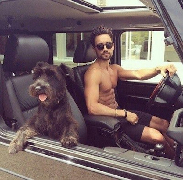 Les hommes sexy avec un chien
