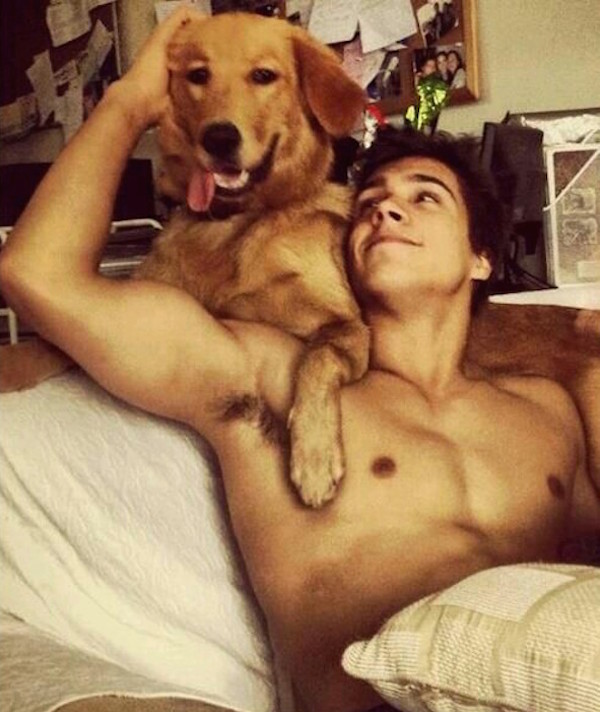 Les hommes sexy avec un chien