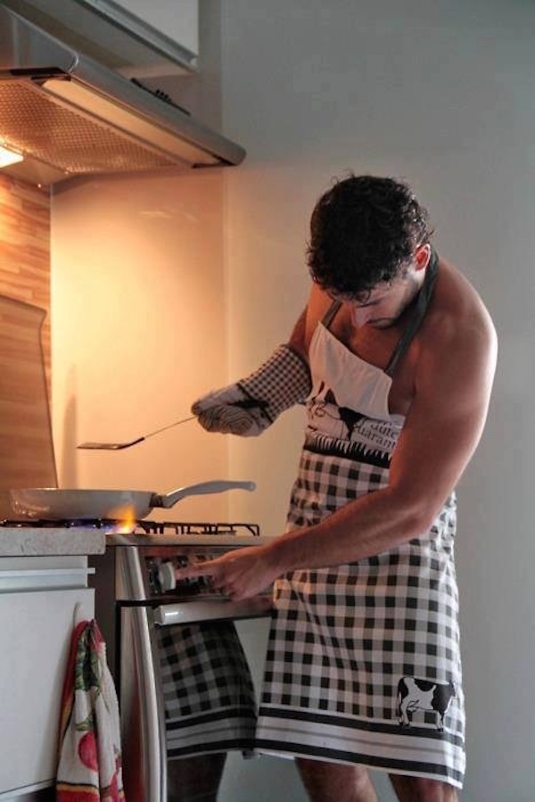 Hommes qui font la cuisine