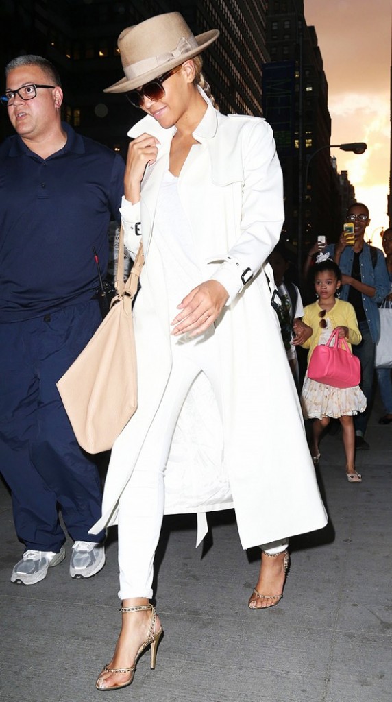 look beyonce pièces blanches 