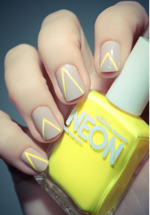 nail art taupe et fluo