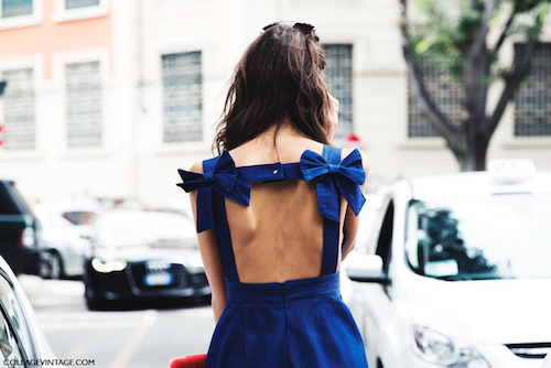 Street style robe bleue dos nu 