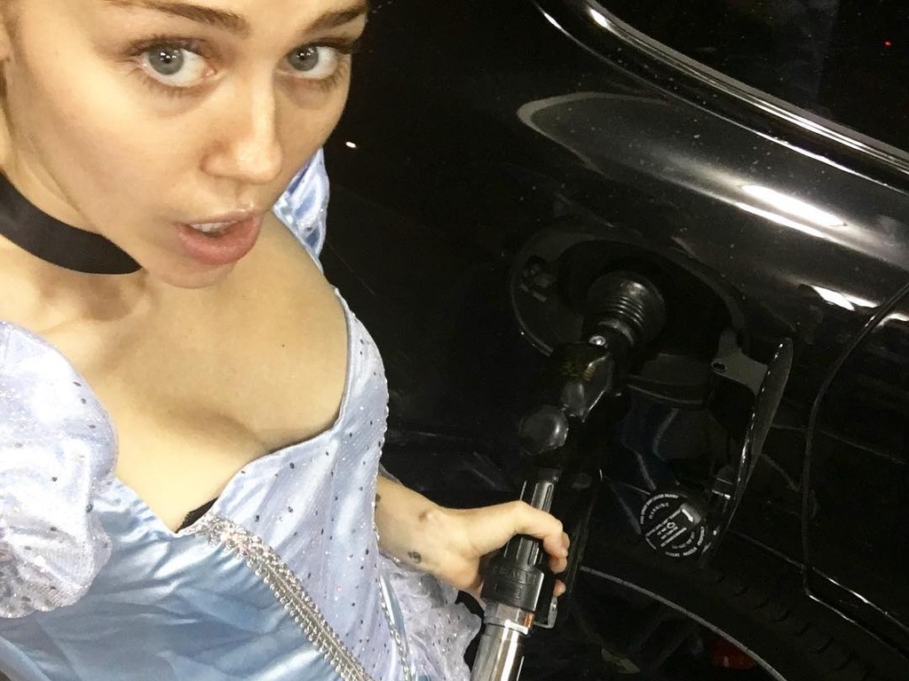 Miley Cirus en Cendrillon trash Halloween 2015